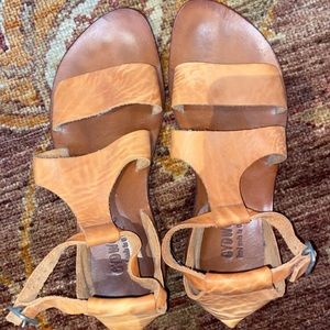 Cydwoq leather sandals